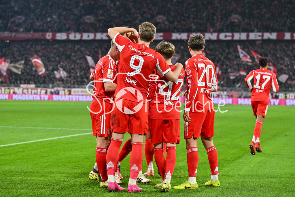 FC Bayern München - 1. FSV Mainz 05 | MUNICH, GERMANY - 14. DECEMBER: Jubel der Bayern nach dem Treffer zum 1-0 druch Lennart KARL (FC Bayern Munich 42) / Tor / Torschuetze / Freude / Happy während dem Bundesligamatch zwischen dem FC Bayern München und dem 1. FSV Mainz 05 am 14. Spieltag in der Allianz Arena / DFL REGULATIONS PROHIBIT ANY USE OF PHOTOGRAPHS AS IMAGE SEQUENCES AND/OR QUASI-VIDEO / TOM BISCHOF (FC Bayern Munich 20) / Harry KANE (FC Bayern Munich 9)