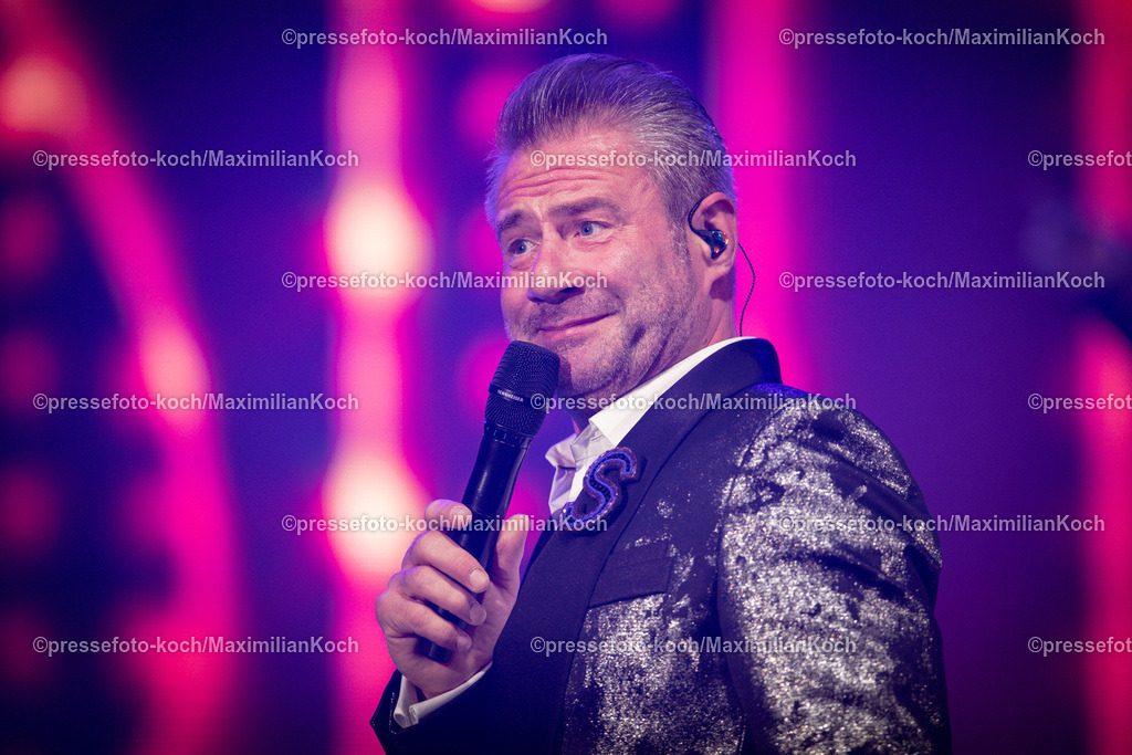 Due24052401028 | 24.05.2024, Düsseldorf, Mitsubishi Electric HALLE, Sänger Sasha (Sascha Röntgen-Schmitz) performt bei seinem Konzert - This Is My Time, Die Show - 