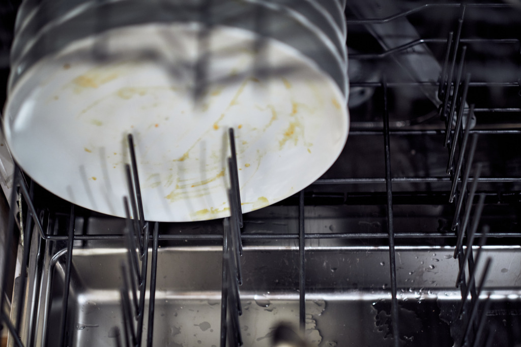 Geschirrspüler mit schmutzigem Teller | Wien, Austria - November 11, 2020: Geschirrspüler mit schmutzigem Teller. - Realisiert mit Pictrs.com