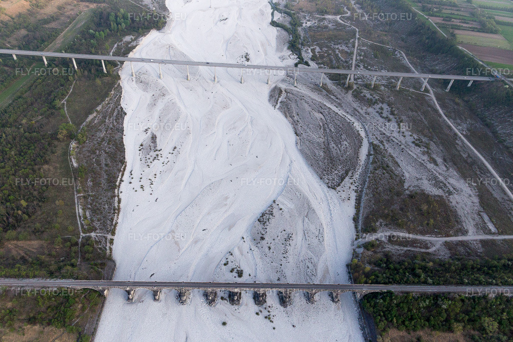 Vue aérienne: Vue de la ville à Montereale Valcellina dans le département Pordenone, Italie. Photo: IMG_098946.jpg prise le 08/04/2017 par Werner Riehm/FLY-FOTO.eu – Résolution de l'original: 5472 x 3648 px