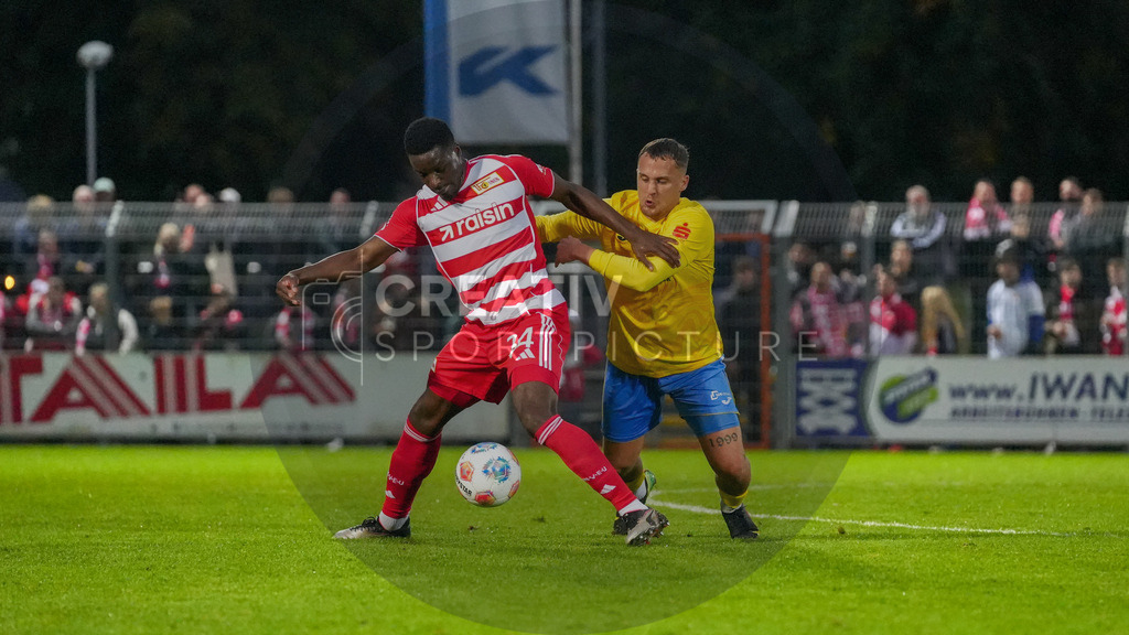 Fußball, Herren, Saison 2025/2026, Testspiel, Freundschaftsspiel, FSV 63 Luckenwalde vs. 1.FC Union Berlin, Mittwoch 08.10.2025, Werner-Seelenbinder-Stadion Luckenwalde, | Fußball, Herren, Saison 2025/2026, Testspiel, Freundschaftsspiel, FSV 63 Luckenwalde vs. 1.FC Union Berlin, Mittwoch 08.10.2025, Werner-Seelenbinder-Stadion Luckenwalde, Im Bild: Stanley Nsoki (l. Union) und Lucas Will (r. Luckenwalde) - Realisiert mit Pictrs.com