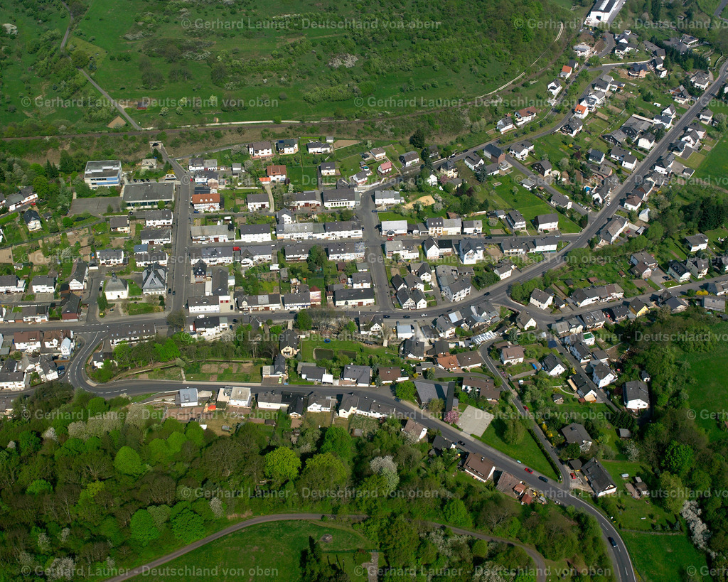 2610045 | LANGENAUBACH 09.06.2006 Ortsansicht der Straßen und Häuser der Wohngebiete in Langenaubach im Bundesland Hessen, Deutschland // Town View of the streets and houses of the residential areas in Langenaubach in the state Hesse, Germany Foto: Gerhard Launer