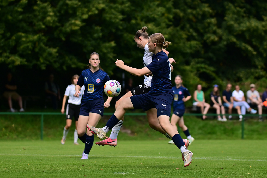 Fußball I Frauen I Saison 2025-2026 I Oberliga I 1. Spieltag I FC Jesteburg-Bendestorf - SV Ahlerstedt-Ottendorf | Der Sportfotograf. - Realisiert mit Pictrs.com