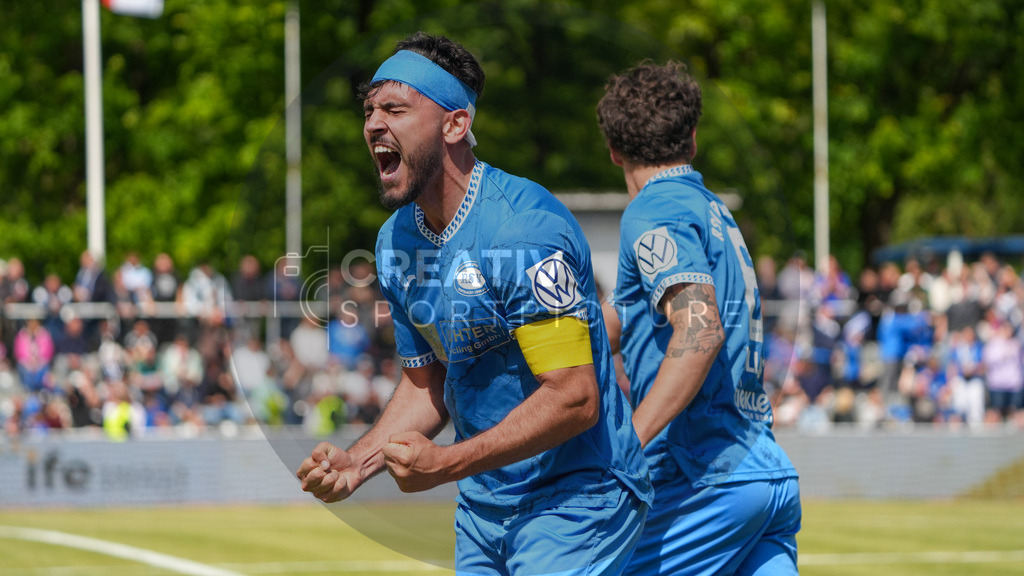 Fußball, Herren, Saison 2024/2025, Finaltag der Amateure 2025, Landespokal Brandenburg, Finale, VfB 1921 Krieschow vs. RSV Eintracht 1949, Samstag 24.05.2025, Volksparkstadion Neuruppin, | Fußball, Herren, Saison 2024/2025, Finaltag der Amateure 2025, Landespokal Brandenburg, Finale, VfB 1921 Krieschow vs. RSV Eintracht 1949, Samstag 24.05.2025, Volksparkstadion Neuruppin, Im Bild: Ernes Matjaz jubelt über den Führungstreffer zum 1:0. - Realisiert mit Pictrs.com
