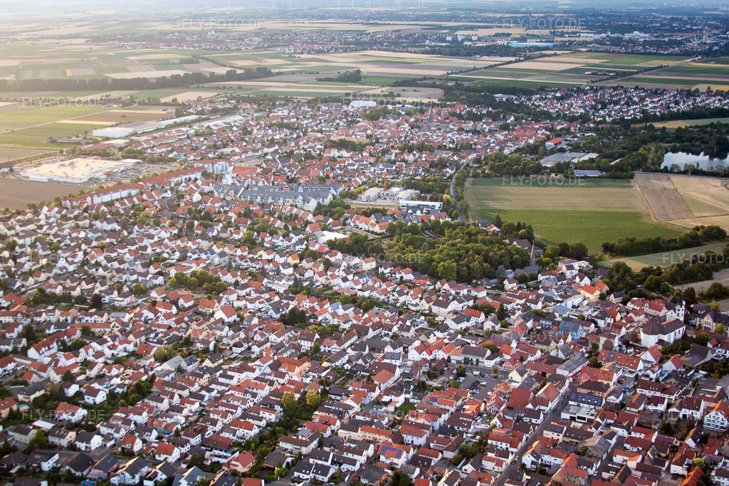 Luftbild: Stadtansicht vom Innenstadtbereich im Ortsteil Roxheim in Bobenheim-Roxheim im Bundesland Rheinland-Pfalz in Deutschland. Foto: IMG_69198.jpg vom 24.06.2014 durch Werner Riehm/FLY-FOTO.de