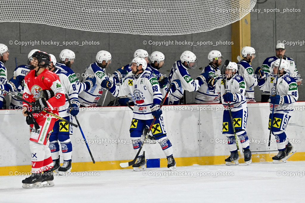 ESV Ferlach vs. UECR Eisbären Huben | Jubel UECR Huben Mannschaft, Spielerbank UECR Huben, ESV Ferlach vs. UECR Eisbären Huben, ESV Ferlach vs. UECR Eisbären Huben am 31.10.2025 in Ferlach (HTC Eishalle Ferlach), Austria, (Photo by Bernd Stefan)