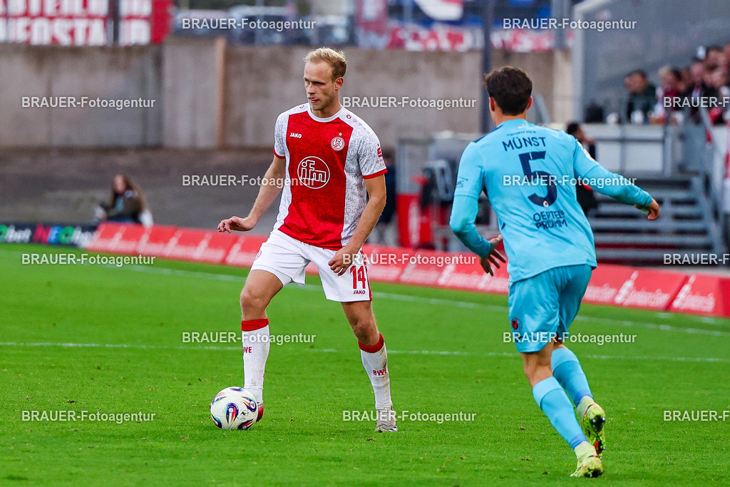 Rot-Weiss Essen - Viktoria Köln - 3.Liga | Essen, Deutschland, 18.10.2025 Lucas Brumme  (Rot-Weiss Essen) Einzelaktion während des 3.Liga Spiels zwischen Rot-Weiss Essen- Viktoria Köln im Stadion an der Hafenstraße am 01.08.2025 in Essen. (Foto von Timo Bluhmki-Schmidt/ Brauer Fotoagentur