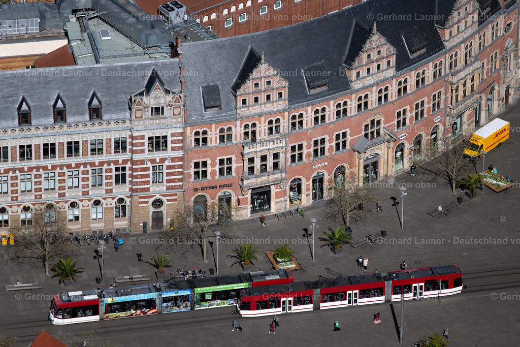4026425 | ERFURT 07.05.2020 Fassaden und Straßenführung der bekannten Flaniermeile und Einkaufsstraße Anger im Ortsteil Zentrum in Erfurt im Bundesland Thüringen, Deutschland. Weiterführende Informationen bei: Landeshauptstadt Erfurt,  SWE Stadtwerke Erfurt GmbH. // Street guide of famous promenade and shopping street Anger in the district Zentrum in Erfurt in the state Thuringia, Germany. Further information at: Landeshauptstadt Erfurt,  SWE Stadtwerke Erfurt GmbH. Foto: Gerhard Launer