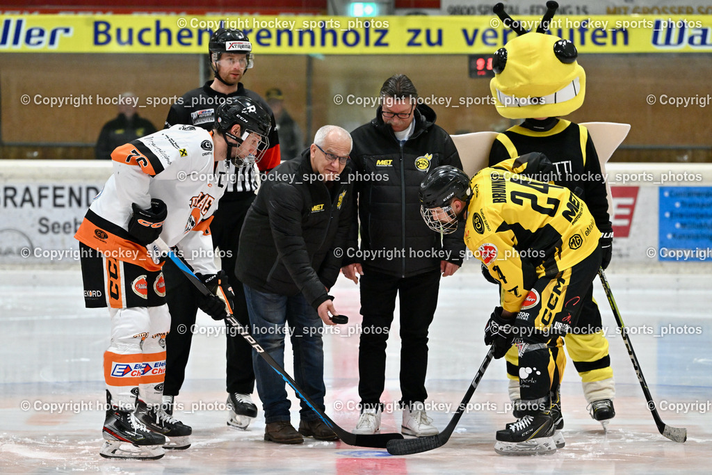 EC Spittal Hornets vs. USC Piraten Velden 7.2.2024 | OREL Stephan Referee, #90 Edlinger Patrick, Obmann EC Spittal Hornets Ludwig Zauchner, #9 Essmann Kevin, Maskottchen EC Spittal Hornets Spitti