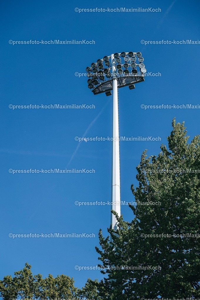 xKWIx24042601002 | 2026.04.24, xkwix, Fußball, Regionalliga West, FC Gütersloh -  Sportfreunde Lotte, Heidewaldstadion, 31.Spieltag, Saison 2025 / 2026: Flutlicht im Stadion bei gutem Wetter und Mond im Hintergrund DFB regulations prohibit any use of photographs as image sequences and or quasi-video. Photo: xKamilxWilkowskixPressefotoKochx