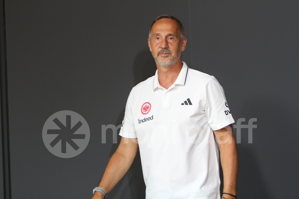 Adi Hütter * Trainer Eintracht Frankfurt kam zu spät zur PK | Online-Shop | monipfaff.de - Realisiert mit Pictrs.com