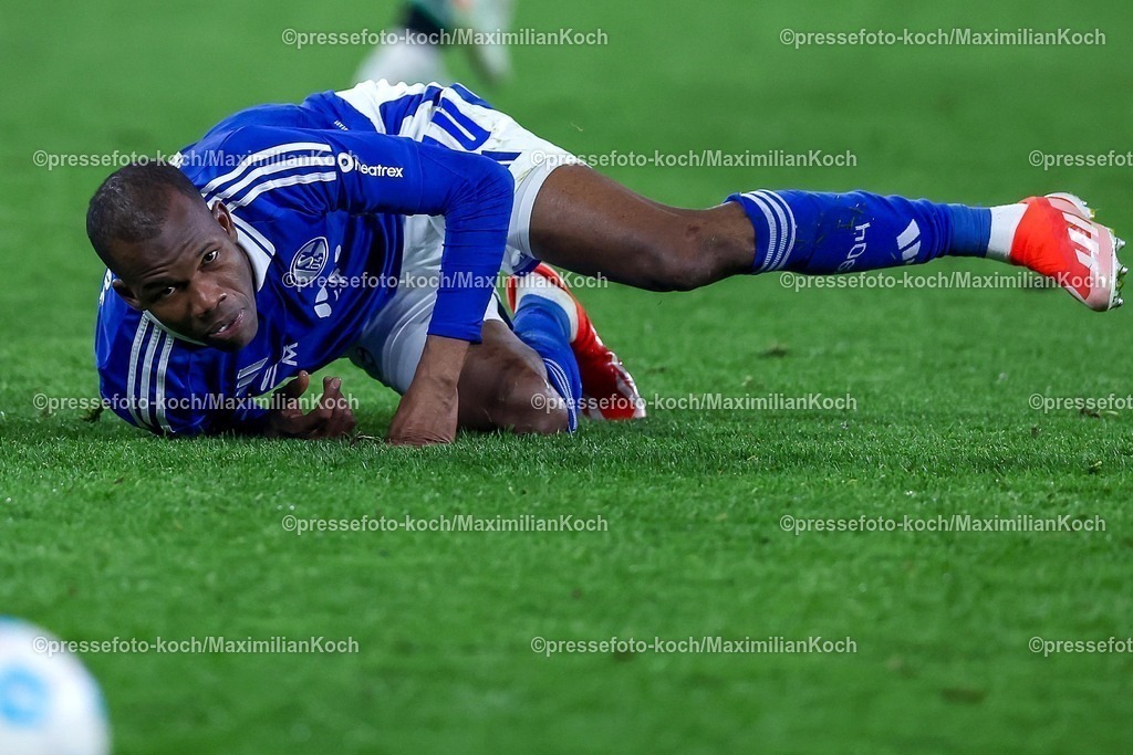 S0414032502193 | 14.03.2025, Fußball, FC Schalke 04 - Hannover 96, 2.. Fußball Bundesliga, 26. Spieltag, Veltins-Arena Gelsenkirchen, Saison 2024 2025: Pape Meissa Ba (Schalke04 #10) liegt enttäuscht auf dem SpielfeldDFB regulations prohibit any use of photographs as image sequences and or quasi-video.
