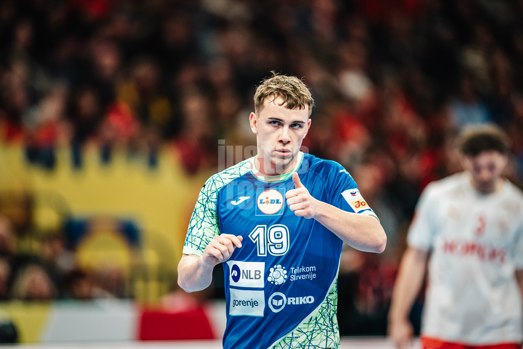 Handball | Herren | EHF EURO 2024 | European Championshop Men 2024 Final Tournament | Slowenien vs. Dänemark | 23.01.2024 | Stas Jovicic Slatinsek (#19, Slowenien, SLO) zeigt den Daumen