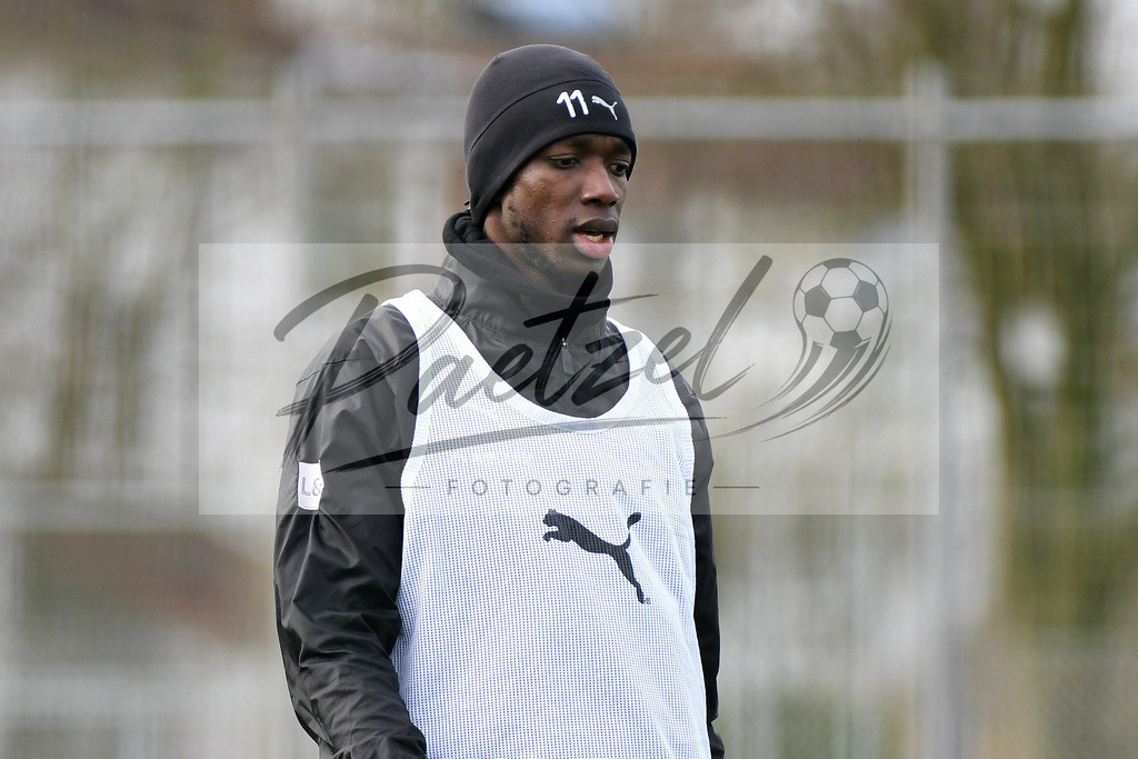 20200302_TRAOSN_0015 | Fussball, Herren: Assan Ceesay (VfL Osnabrueck) schaut waehrend der Trainingseinheit des VfL Osnabrueck im Sportpark Illoshoehe am 02.03.2020 in Osnabrueck, Deutschland. - Realisiert mit Pictrs.com