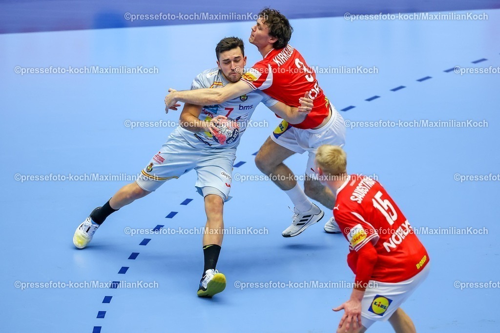 EHF24012602096 | 24.01.2026, Handball, Men's EHF EURO 2026, Dänemark -Spanien, Jyske Bank Boxen in Herning, Dänemark, Main Round:  Jan Gurri Aregay (Espania #07) im Zweikampf gegen   Niclas Vest Kirkelokke (Denmark #03) und  Magnus Saugstrup Jensen (Denmark #15)