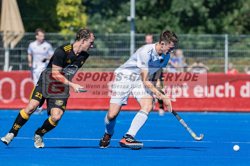 HK_20231001_104912 | 1.Bundesliga Herren Crefelder HTC - Harvestehuder THC am 1.10.2023 CHTC, Krefeld , Spooner Nicholas ( Harvestehuder THC #23 ) , Schröder Mika ( Crefelder HTC #33 )