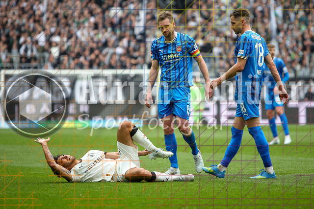 04.04.2026, GER, Fussball, Herren, 1. BL, Saison 2025/2026, Borussia Mönchengladbach - 1. FC Heidenheim | Jens Castrop (Borussia Mönchengladbach) liegt verletzt am Boden 