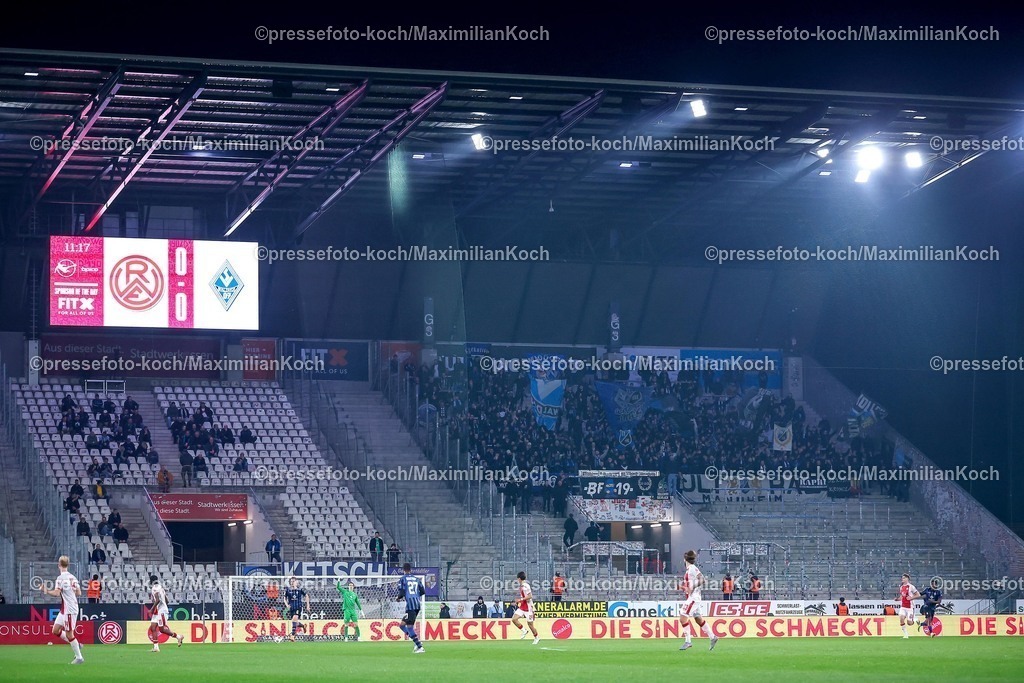 RWE04032601061 | 2026.03.04, Fußball, 3.Liga Herren, Rot-Weiss Essen -  SV Waldhof Mannheim, Stadion Hafenstraße, 27.Spieltag, Saison 2025 / 2026: Blick auf die Tribüne mit dem Gästeblock der Mannheimer Fans Ultras  DFB regulations prohibit any use of photographs as image sequences and or quasi-video.