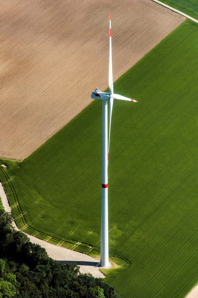 dr__0017912.jpg | KIRCHBERG AN DER JAGST 01.06.2017 Windenergieanlagen ( WEA ) - Windrad- auf einem Feld in Kirchberg an der Jagst im Bundesland Baden-Württemberg, Deutschland. // Wind turbine windmills on a field in Kirchberg an der Jagst in the state Baden-Wuerttemberg, Germany. Foto: Daniel Reiter