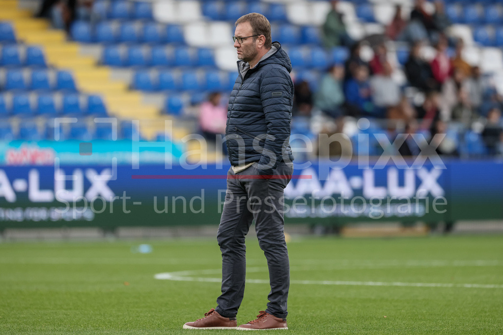 Fussball, Google Pixel Frauen-Bundesliga, TSG 1899 Hoffenheim - SV Werder Bremen | v.li.: Thomas Horsch (Trainer, Cheftrainer, SV Werder Bremen), DIE DFB-RICHTLINIEN UNTERSAGEN JEGLICHE NUTZUNG VON FOTOS ALS SEQUENZBILDER UND/ODER VIDEOÄHNLICHE FOTOSTRECKEN. DFB REGULATIONS PROHIBIT ANY USE OF PHOTOGRAPHS AS IMAGE SEQUENCES AND/OR QUASI-VIDEO.