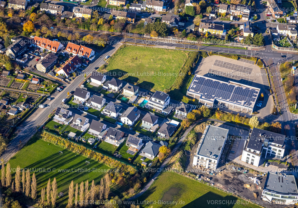 Bergkamen231101539 | Luftbild, Einfamiliehäuser Wohngebiet Büscherstraße und Neubau eines Wohnhauses, Aldi-Nord Supermarkt mit Solardach Panel, freie Wiesenfläche, herbstliche Laubbäume, Bergkamen, Ruhrgebiet, Nordrhein-Westfalen, Deutschland