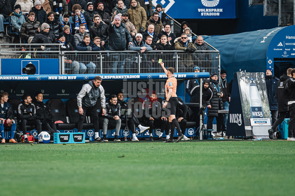 Fußball | Männer | Saison 2024/2025 | 2. Fußball-Bundesliga | 20. Spieltag | Hamburger SV vs. Hannover 96 | 02.02.2025 | Athletiktrainer Jan Hasenkamp (HSV) sieht von Schiedsrichter Michael Bacher die Gelbe Karte