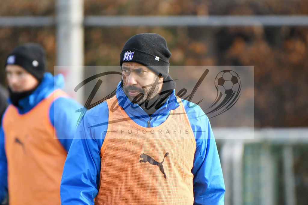 20200126_TRAOSN_0014 | Fußball, Herren: Trainer Daniel Thioune (VfL Osnabrück) schaut beim Training des VfL Osnabrück am 26.01.2020 im Sportpark Illoshöhe in Osnabrück, Deutschland.(Foto von Nico Paetzel) - Realisiert mit Pictrs.com