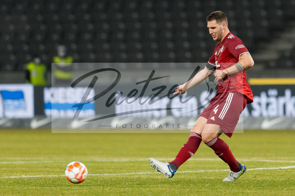 BSCFCB20220123_273 | Fussball, Herren: Niklas Suele (FC Bayern Muenchen) in Aktion, am Ball, Einzelaktion bei dem Spiel der 1. Bundesliga zwischen Hertha BSC und FC Bayern Muenchen im Olypiastadion am 23.01.2022 in Berlin, Deutschland.DFB / DFL REGULATIONS PROHIBIT ANY USE OF PHOTOGRAPHS AS IMAGE SEQUENCES AND/OR QUASI-VIDEO. - Realisiert mit Pictrs.com