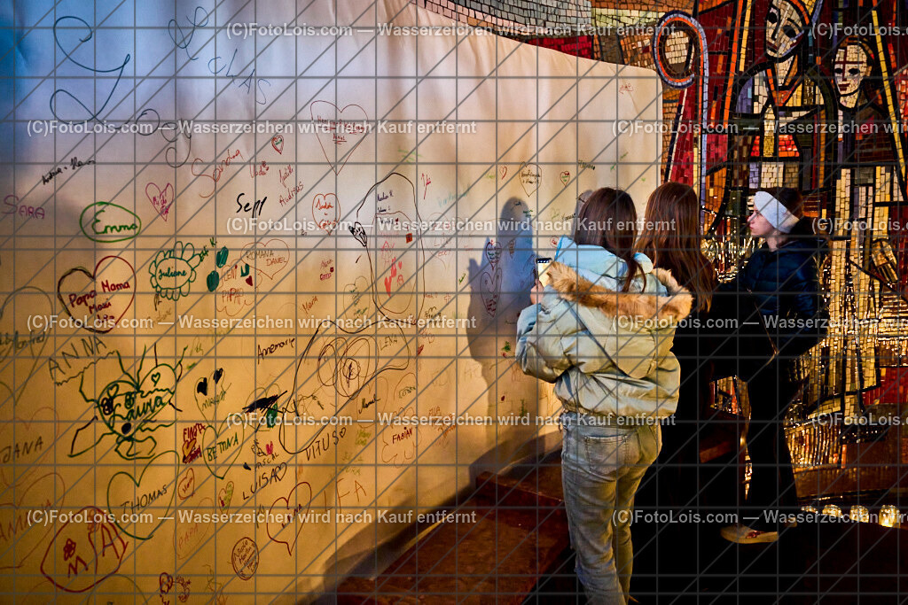 ALP8716_Nacht der tausend Lichter_Plakatwand | (C)FotoLois.com, Alois Spandl. 'Nacht der 1000 Lichter' in der Pfarrkirche Wieselburg, Do 31. Oktober 2024.