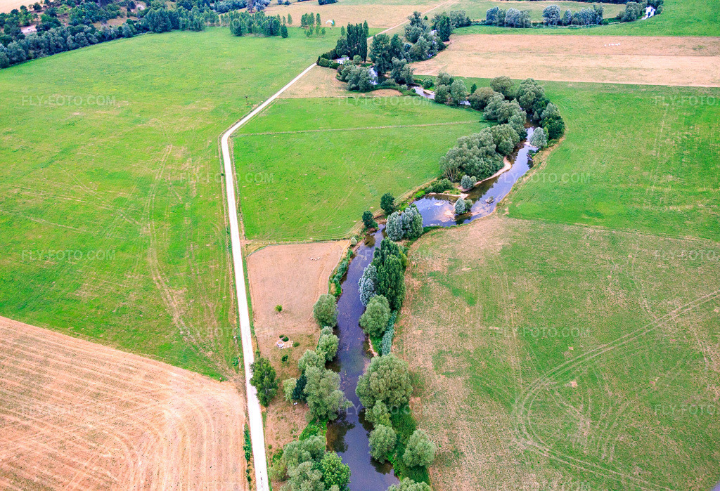 Aerial view: The Meuse river flows through meadows and fields in Maxey-sur-Vaise in the state Meuse, France. – Photo: IMG_083585.jpg taken on 07/13/2015 by Werner Riehm/FLY-FOTO.com – Resolution of the original: 5348 x 3648 px