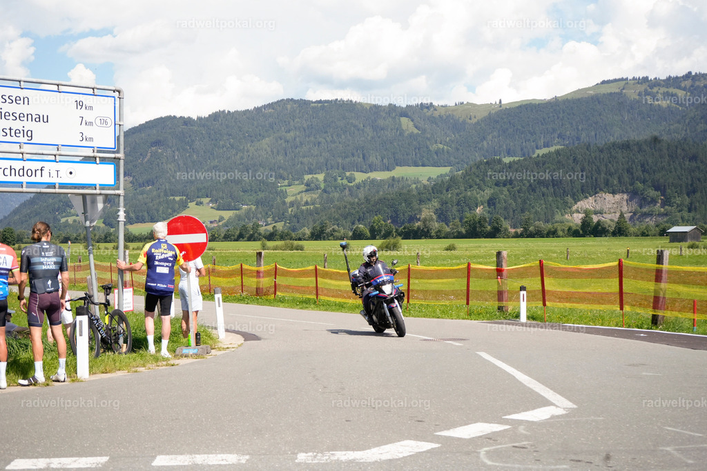 534_20230817_Bewerb_Maenner_Muehlanger | AUT - OESTERREICH, 2023-08-16: SPORT RENNRAD-FAHREN - 55. INTERNATIONALER RADWELTPOKAL IN ST. JOHANN IN TIROL  - Vintage-Radrennen mit WM-Bronze-Medaillen-Siegerin Christina Schweinberger, den Teilnehmer und Alexander Baumann (vom Orginastions-Team) - TAG 2 BEWERB MAENNER IN SECHS GRUPPEN  ; Foto: Roland Muehlanger