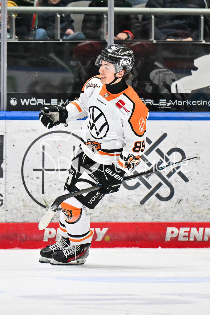 Augsburger Panther - Grizzlys Wolfsburg | AUGSBURG, GERMANY - 15. MARCH: Matt CHOUPANI (Grizzlys Wolfsburg 89) freut sich nach seinem verwandeltem Penalty / Tor / Torschuetze / Freude / Happy während dem Match zwischen den Augsburger Panthern und den Grizzlys Wolfsburg am 52. Spieltag der Penny DEL im Curt Frenzel Stadion
