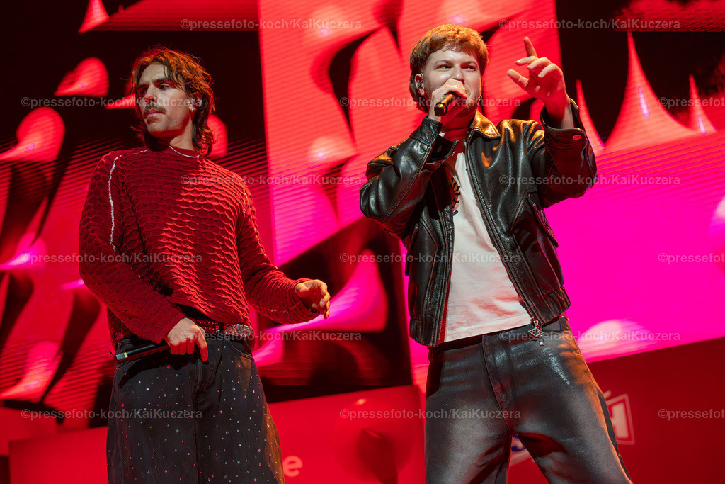 KKU13122401028 | 13.12.2024, xkkux, Düsseldorf, Red Bull Soundclash, PSD Bank Dome, Konzert von Ski Aggu und 01099 gegen Summer Cem und KC Rebell, Im Bild die Band 01099 (Musiker Dani, Gustav, Paul und Zachi)