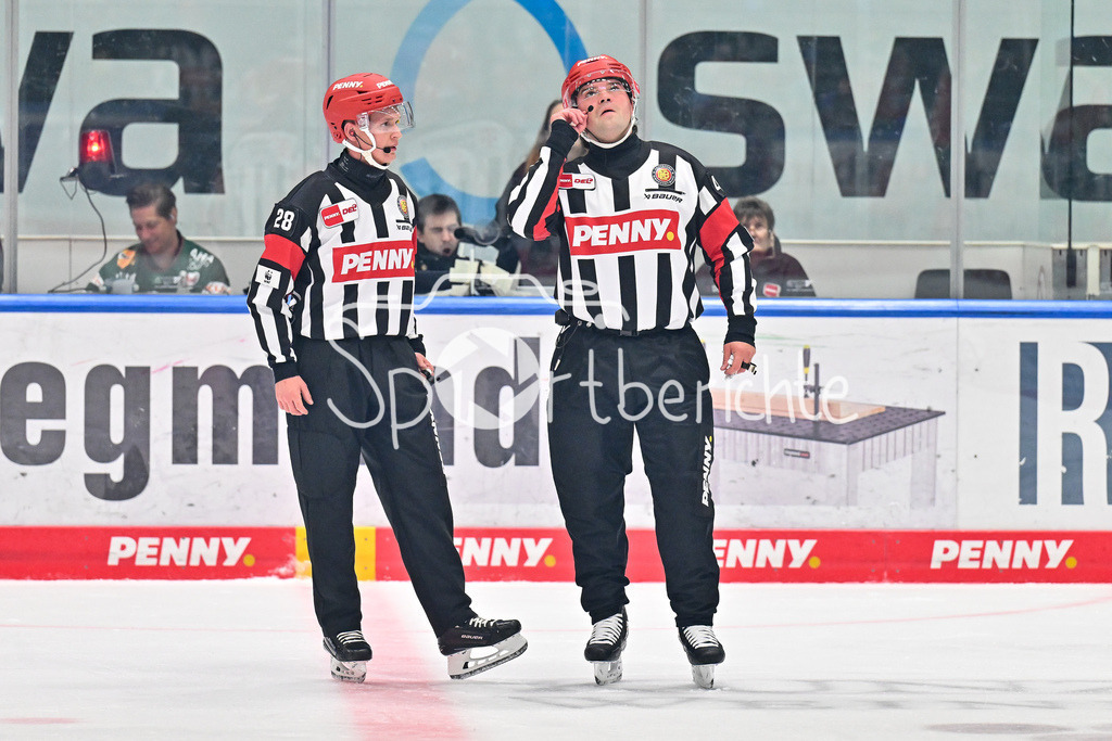Augsburger Panther - Löwen Frankfurt | im Bild Hauptschiedsrichter Andreas HUBER und Hauptschiedsrichter Roman GOFMAN / DEL: Augsburger Panther - Löwen Frankfurt, Curt Frenzel Stadiom am 11.10.2024