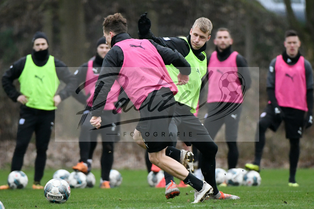 20200220_TRAOSN_0006 | Fussball, Herren: Moritz Heyer (VfL Osnabrueck) und Lukas Gugganig (VfL Osnabrueck) im Zweikampf waehrend der Trainingseinheit des VfL Osnabrueck im Sportpark Illoshoehe am 20.02.2020 in Osnabrueck, Deutschland. - Realisiert mit Pictrs.com