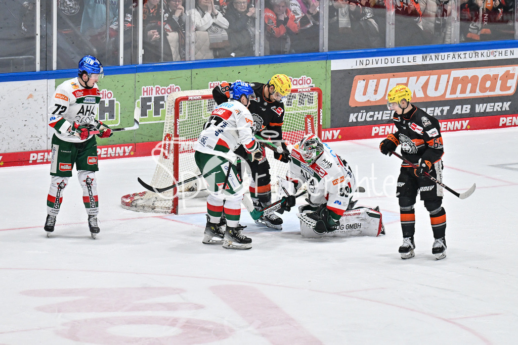 Löwen Frankfurt -Augsburger Panther | in dieser Szene kann Strauss MANN (Augsburger Panther #38) einen Schuss der Hausherren entschaerfen / DEL: Loewen Frankfurt - Augsburger Panther, Eissporthalle Frankfurt am 14.02.2025
