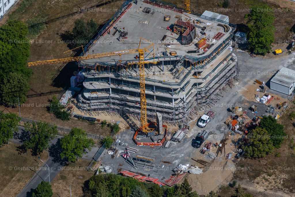 4062671 | WüRZBURG 22.07.2022 Baustelle zum Neubau eines Büro- und Geschäftshauses an der John-Skilton-Straße im Ortsteil Frauenland in Würzburg im Bundesland Bayern, Deutschland. Weiterführende Informationen bei: LEONHARD WEISS GmbH &amp; Co. KG. // Construction site to build a new office and commercial building on street Gerda-Laufer-Strasse in the district Frauenland in Wuerzburg in the state Bavaria, Germany. Further information at: LEONHARD WEISS GmbH &amp; Co. KG. Foto: Gerhard Launer