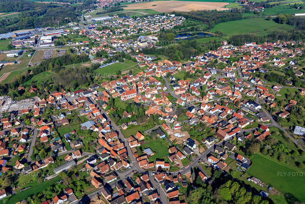 Luftbild: Ortsansicht von Osten in Gundershoffen im Bundesland Bas-Rhin in Frankreich. – Foto: IMG_099402.jpg vom 30.04.2017 durch Werner Riehm/FLY-FOTO.de – Auflösung des Originals: 5472 x 3648 px