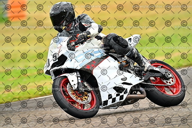 25bt02-0043 | markuskiefer.com - Realisiert mit Pictrs.com