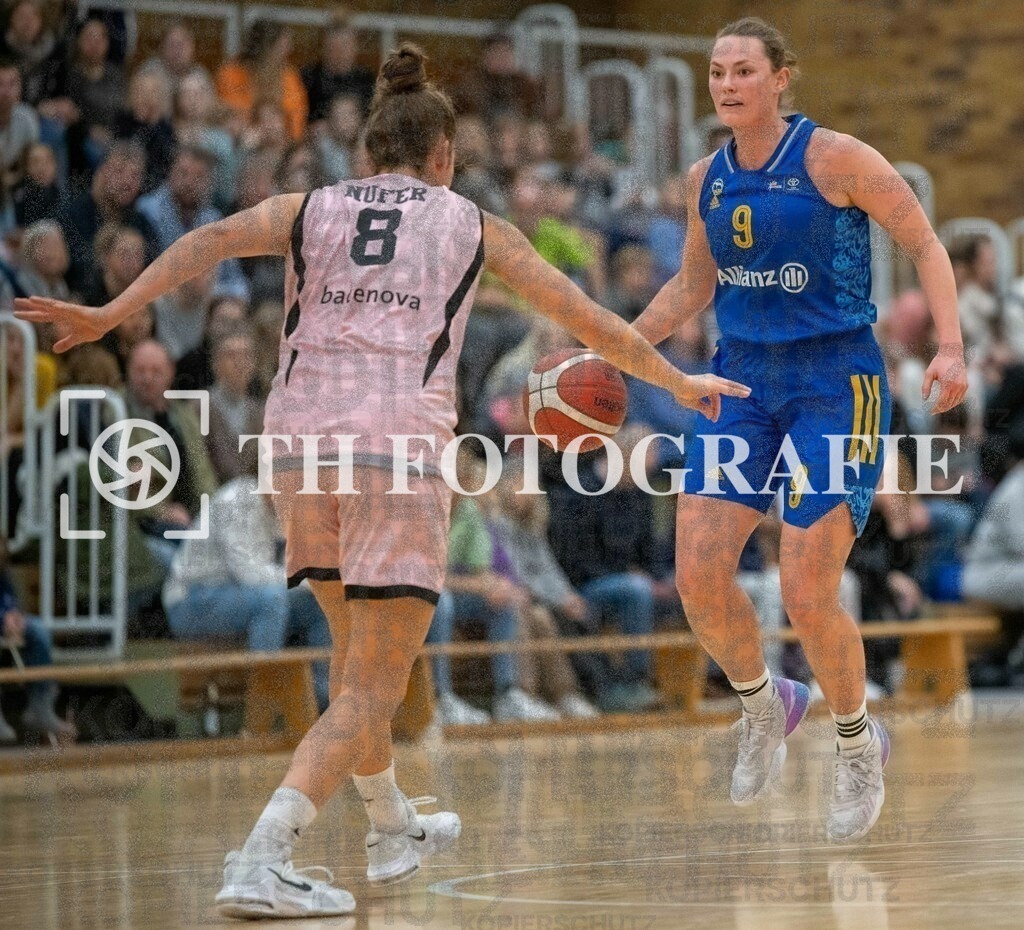 GER, Eisvoegel USC Freiburg - Alba Berlin, Basketball, Toyota Damen Basketball Bundesliga, 6. Spieltag, Saison 2022/2023, 12.11.2022 | Laina Snyder (Alba Berlin Frauen, #09) am Ball, vor ihr Luisa Nufer (USC Eisvoegel Freiburg, #08)

GER, Eisvoegel USC Freiburg - Alba Berlin, Basketball, Toyota Damen Basketball Bundesliga, 6. Spieltag, Saison 2022/2023, 12.11.2022

Foto: THF Sport/Thomas Heß