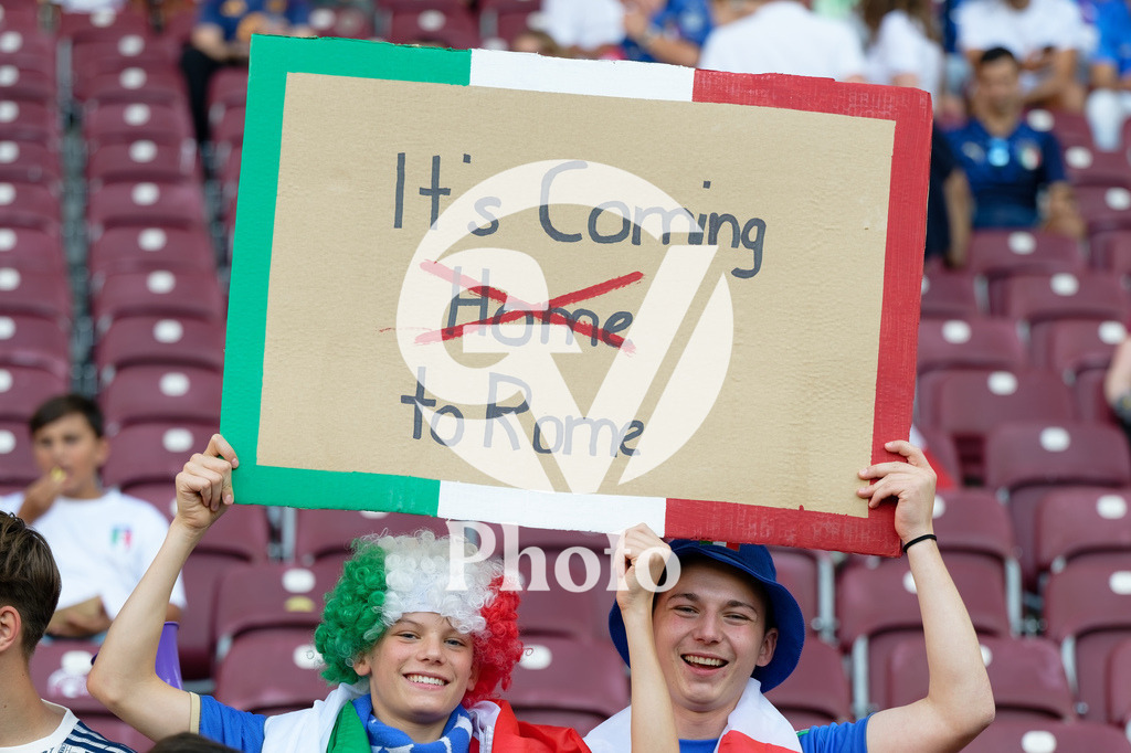 England v Italy - UEFA Women's EURO 2025 Semi-Final | GENEVA, SWITZERLAND - JULY 22: Fans of Italy are seen   during the UEFA Women's EURO 2025 Semi-Final match between England and Italy at Stade de Geneve on July 22, 2025 in Geneva, Switzerland. (Photo by Giuseppe Velletri/Sports Press Photo/Getty Images)