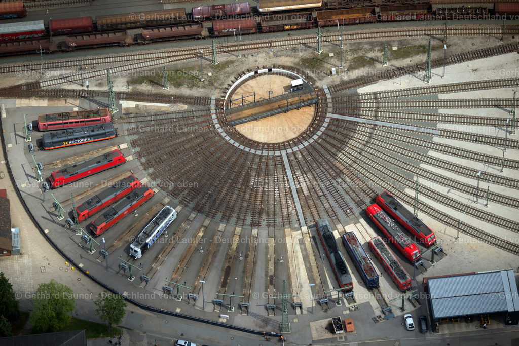 3803041 | NüRNBERG 21.08.2021 Gleisanlagen und Schienenstrecken am Rundschuppen ( auch Lokschuppen, Lokhalle oder Triebfahrzeughalle ) des Bahn- Betriebswerkes im Ortsteil Rangierbahnhof in Nürnberg im Bundesland Bayern, Deutschland. Weiterführende Informationen bei: DB Netz AG,  Deutsche Bahn AG. // Trackage and rail routes on the roundhouse - locomotive hall of the railway operations work in the district Rangierbahnhof in Nuremberg in the state Bavaria, Germany. Further information at: DB Netz AG,  Deutsche Bahn AG. Foto: Gerhard Launer