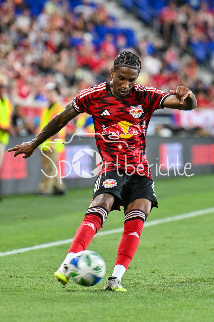 New York Red Bulls - New England Revolution | am Ball Kyle DUNCAN (New York 6)  / Einzelfoto / Freisteller / Major League Soccer: New York Red Bulls - New England Revolution, Red Bull Arena am 16.07.2025