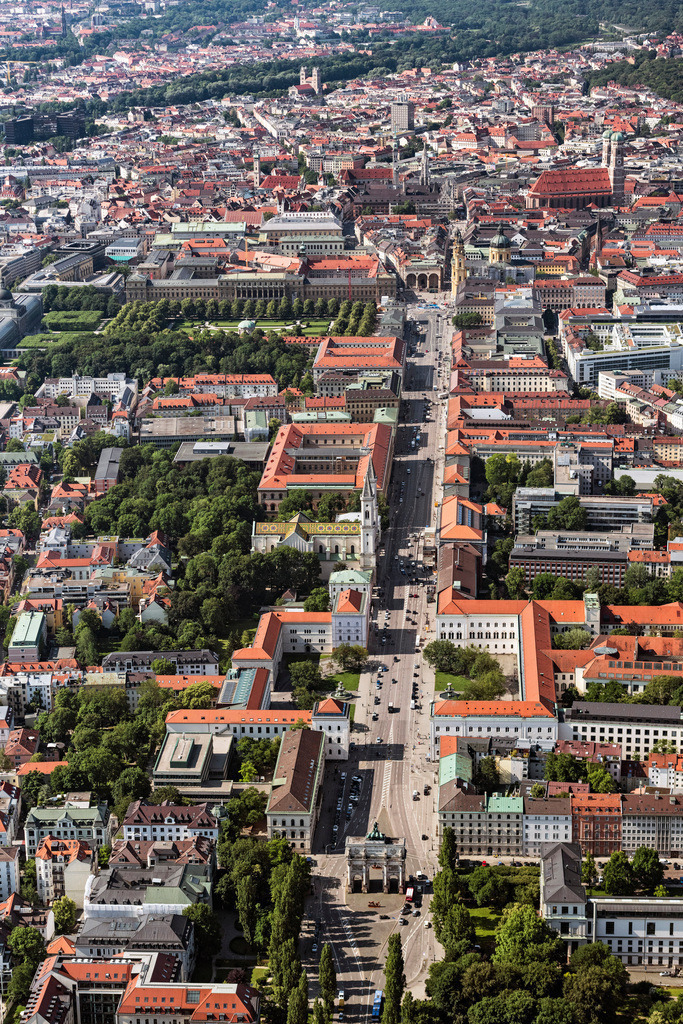 dr__dsc0132.jpg | MüNCHEN 05.06.2018 Verlauf der Straßenführung der Leopoldstrasse mit Blick vom Siegestor bis zum Odeonsplatz in München im Bundesland Bayern, Deutschland. // Street - road guidance of Leopoldstrasse with Blick vom Siegestor bis zum Odeonsplatz in Munich in the state Bavaria, Germany. Foto: Daniel Reiter