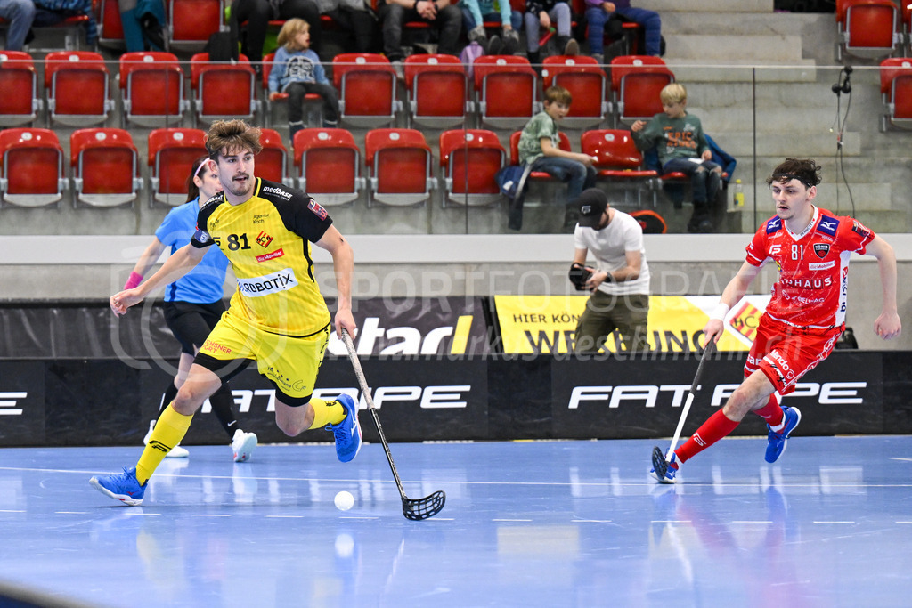 HC Rychenberg vs Floorball Köniz - 18. Dezember 2022 | HC Rychenberg vs Floorball Köniz
AXA Arena, Winterthur
Tim Aeschimann (#81 HC Rychenberg) vor Yann Andrea Ruh (#81 Floorball Köniz).
Bild: Sportfotografie Markus Aeschimann | www.markus-aeschimann.ch - Realisiert mit Pictrs.com
