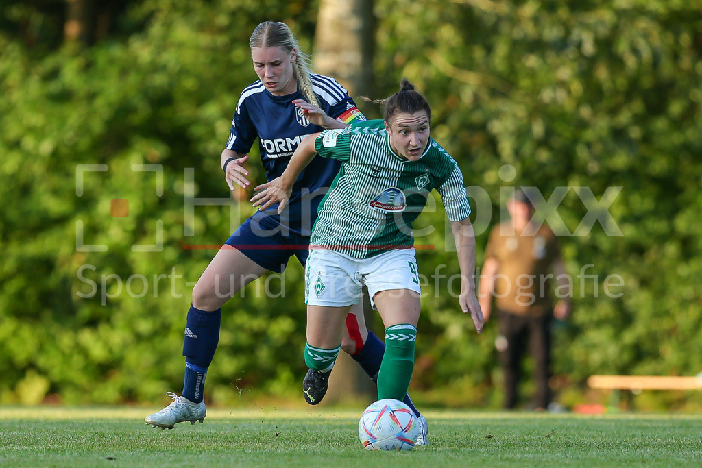Fussball, Testspiel Frauen, FC Geestland - SV Werder Bremen | v.li.: Alicia Kersten (FC Geestland, 20) und Sophie Weidauer (SV Werder Bremen, 9) im Zweikampf, Duell, Dynamik, Aktion, Action, Spielszene
