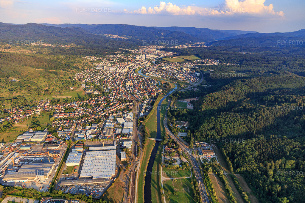 Luftbild: Stadt an der Murg von Nordosten im Ortsteil Bad Rotenfels in Gaggenau im Bundesland Baden-Württemberg in Deutschland. Foto: IMG_109193.jpg vom 25.07.2018 durch Werner Riehm/FLY-FOTO.de