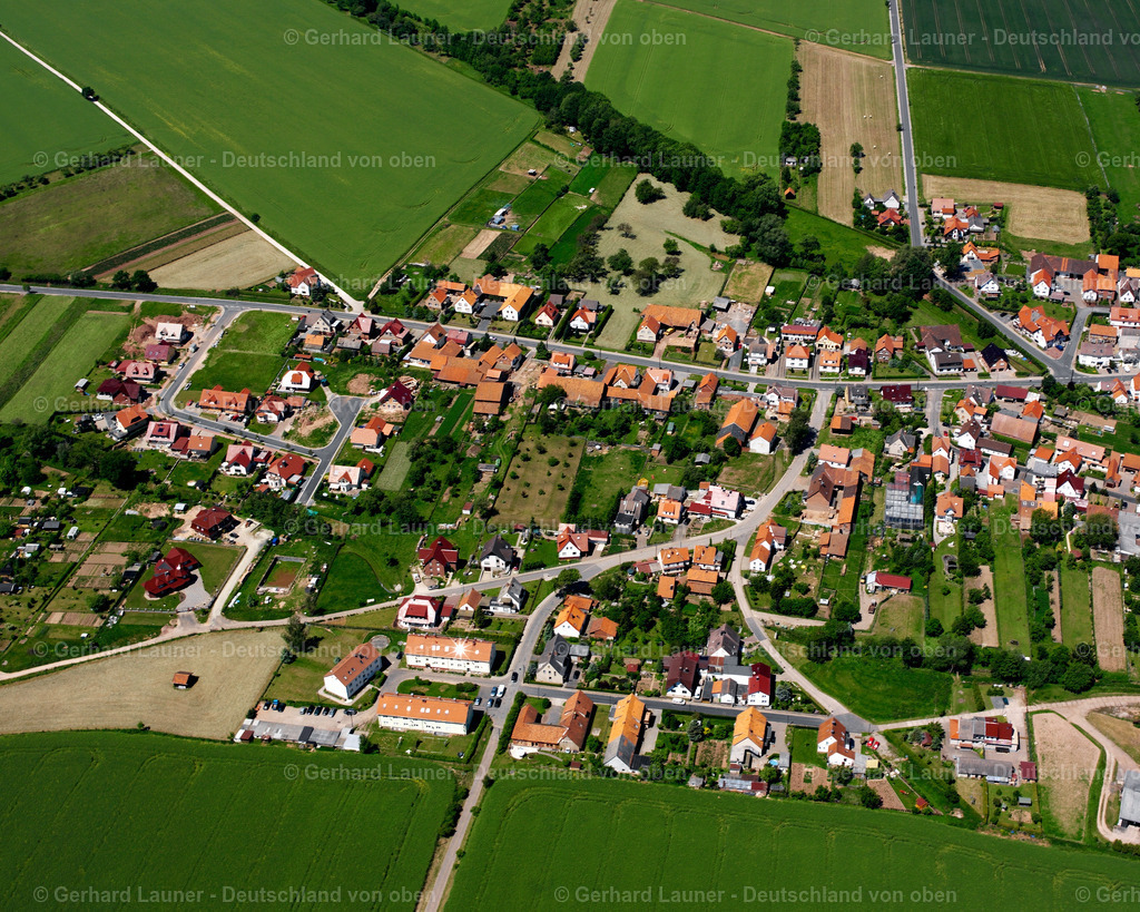 2634254 | BERLINGERODE 09.06.2006 Landwirtschaftliche Nutzflächen und Feldgrenzen  umsäumen das Siedlungsgebiet des Dorfes in Berlingerode im Bundesland Thüringen, Deutschland // Agricultural land and field boundaries surround the settlement area of the village  in Berlingerode in the state Thuringia, Germany Foto: Gerhard Launer