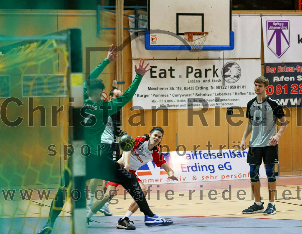 2023-01-21_001_SpVgg_Altenerding_gegen_SC_Eching | Erding, Deutschland, 21.01.2023:
Handball, Bezirksoberliga Männer 2022 / 2023, 12. Spieltag, SpVgg Altenerding gegen SC Eching, Endergebnis: 29:34

Torwart Robin Jahn (SC Eching, #87), Luis Leitner (SpVgg Altenerding, #31), Simon Pfannes (SC Eching, #5)

Foto: Christian Riedel / fotografie-riedel.net
