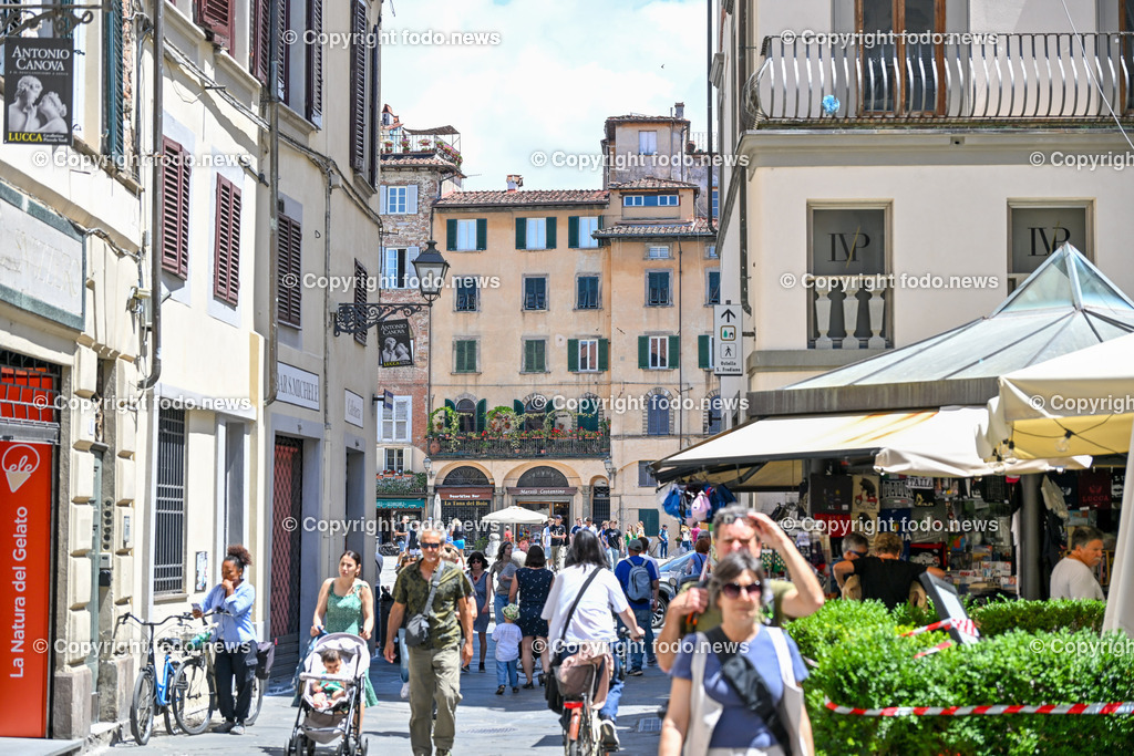 Italien_ Toscana_ Lucca_ 29.05.2024-6 | 29.05.2024, Italien, ITA, Toskana, Lucca im Bild Stadtansichten, Gebäude, Architektur, Touristen, Historisch, Souvenier, 


Lucca ist die Hauptstadt der Provinz Lucca in der Toskana. Sie liegt im Tal des Flusses Serchio etwa 20 km nordöstlich von Pisa und 20 km östlich der toskanischen Küste
Quelle: Wikipedia
